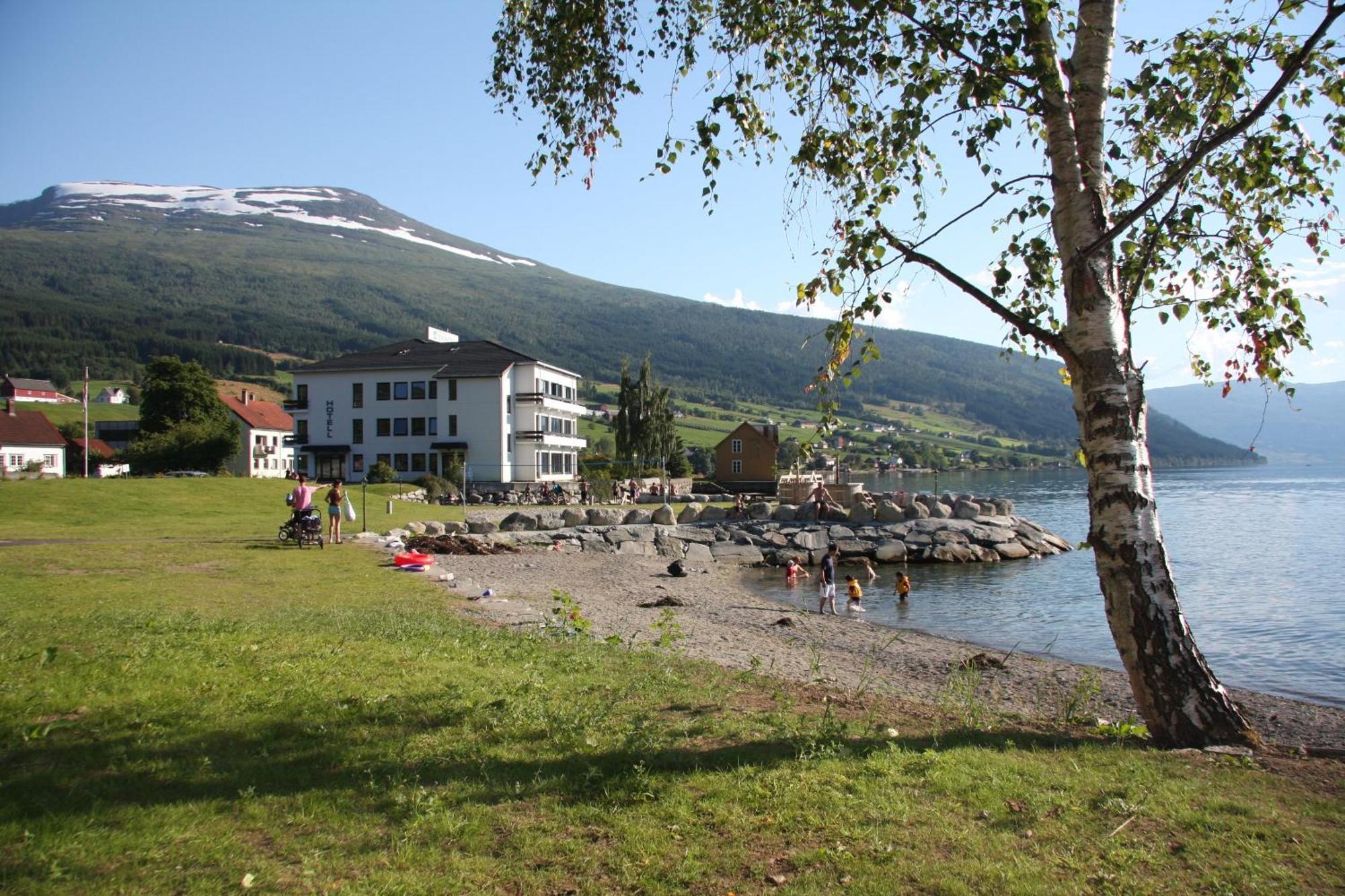 Innvik Fjordhotell Esterno foto